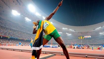 开云平台-德甲争夺白热化：多特逆袭拜仁，积分差距缩小至2分，德超杯多特对拜仁比分预测